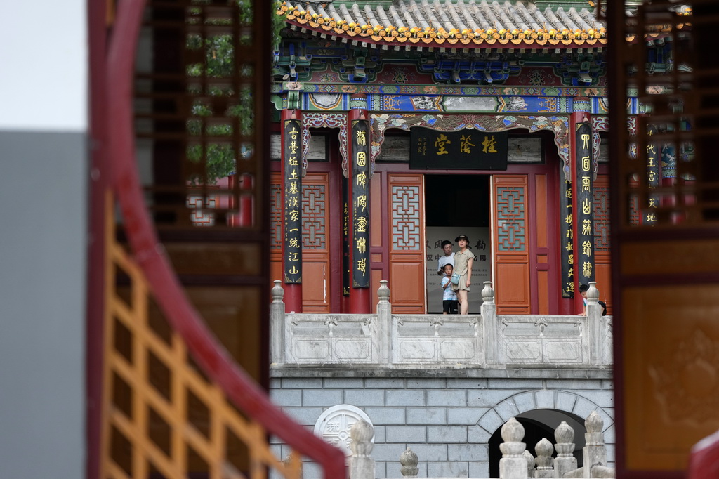 7月21日，游客在漢中市博物館內參觀。