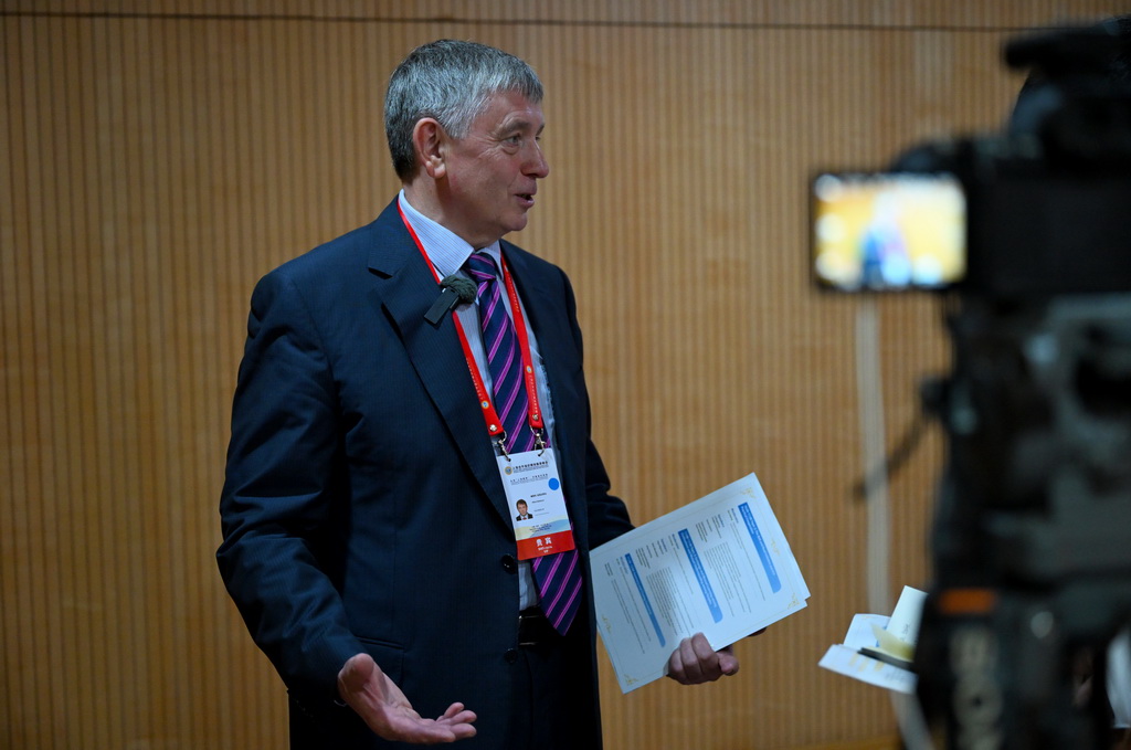 7月24日，在河南鄭州舉行的上海合作組織媒體智庫峰會會場，與會代表接受媒體采訪。新華社記者 郝源 攝