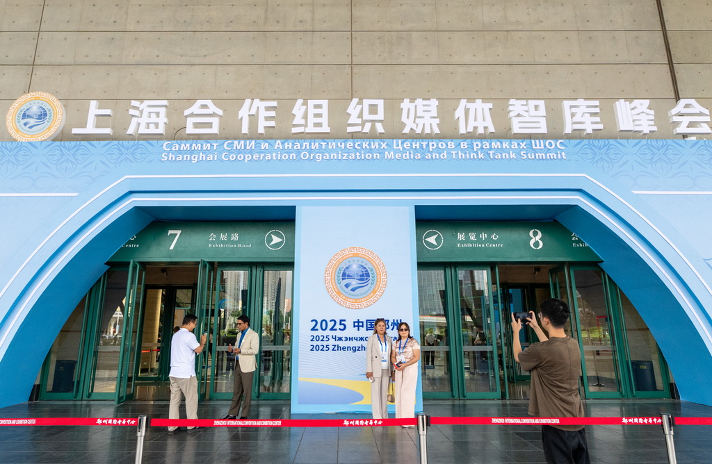 7月24日，在河南鄭州舉行的上海合作組織媒體智庫峰會會場外，與會代表合影留念。新華社記者 伍婧丹 攝