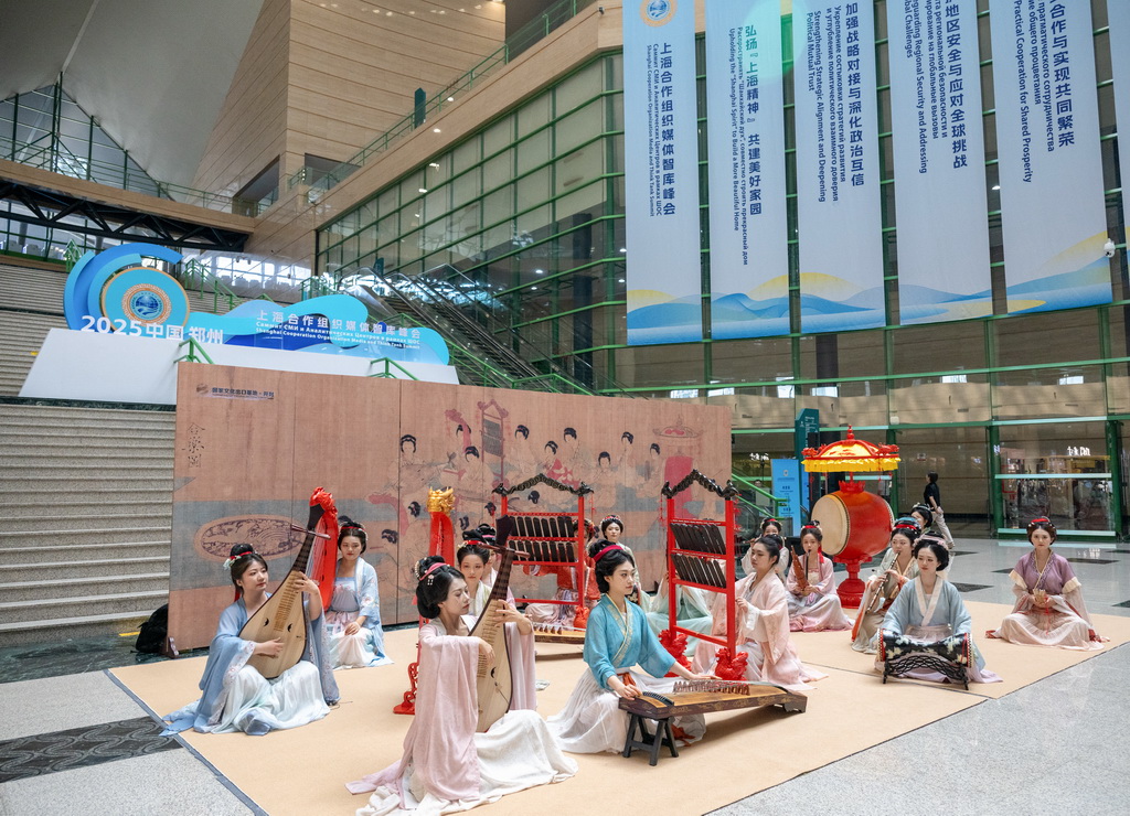 這是在上海合作組織媒體智庫峰會會場進行的《合樂圖》民族樂器復刻展演（7月24日攝）。新華社記者 胡競文 攝
