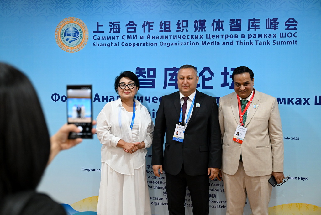 7月24日，在河南鄭州舉行的上海合作組織媒體智庫峰會會場，與會代表合影留念。新華社記者 郝源 攝