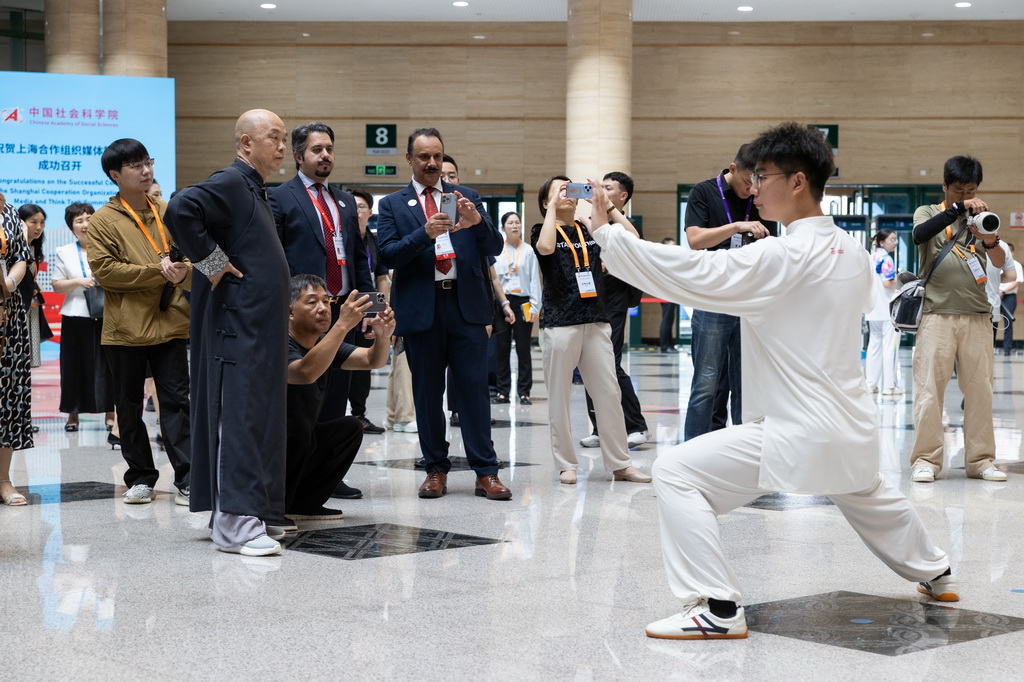 7月24日，在河南鄭州舉行的上海合作組織媒體智庫峰會會場，與會代表觀看太極拳表演。新華社記者 白雪騏 攝