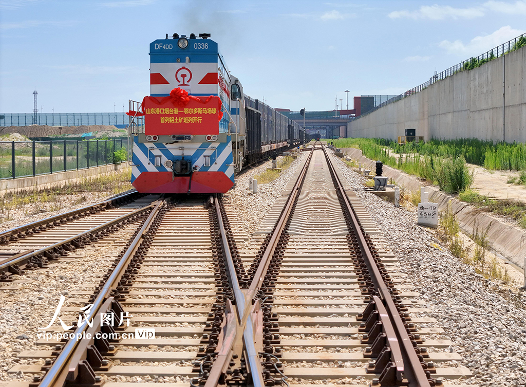 “煙臺港至鄂爾多斯馬場壕”鋁土礦海鐵聯運班列首發【5】