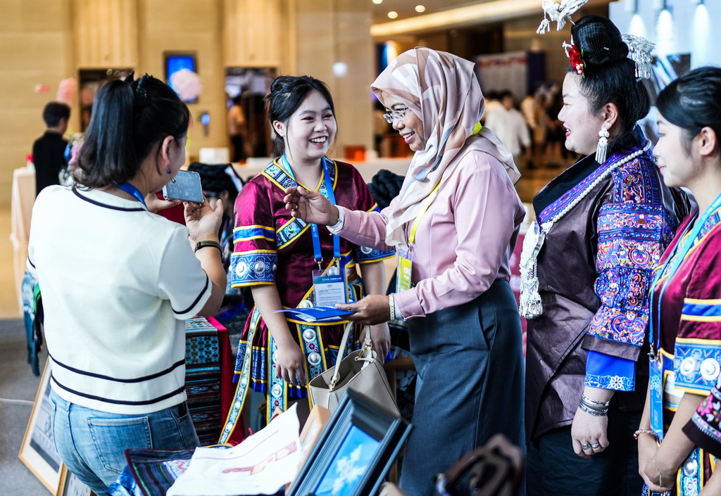 7月26日，參會代表和貴州的繡娘們合影留念。