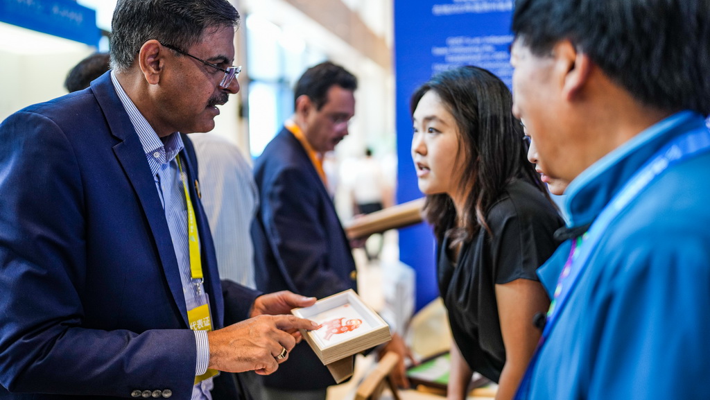 7月26日，參會代表參觀非遺手工作品。