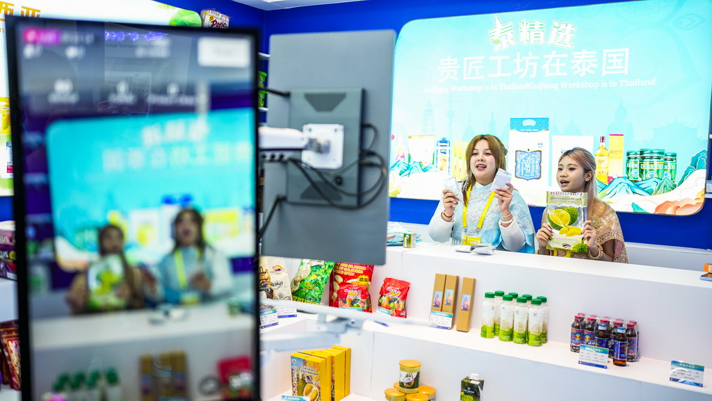 7月26日，留學生在跨境電商展區直播帶貨。