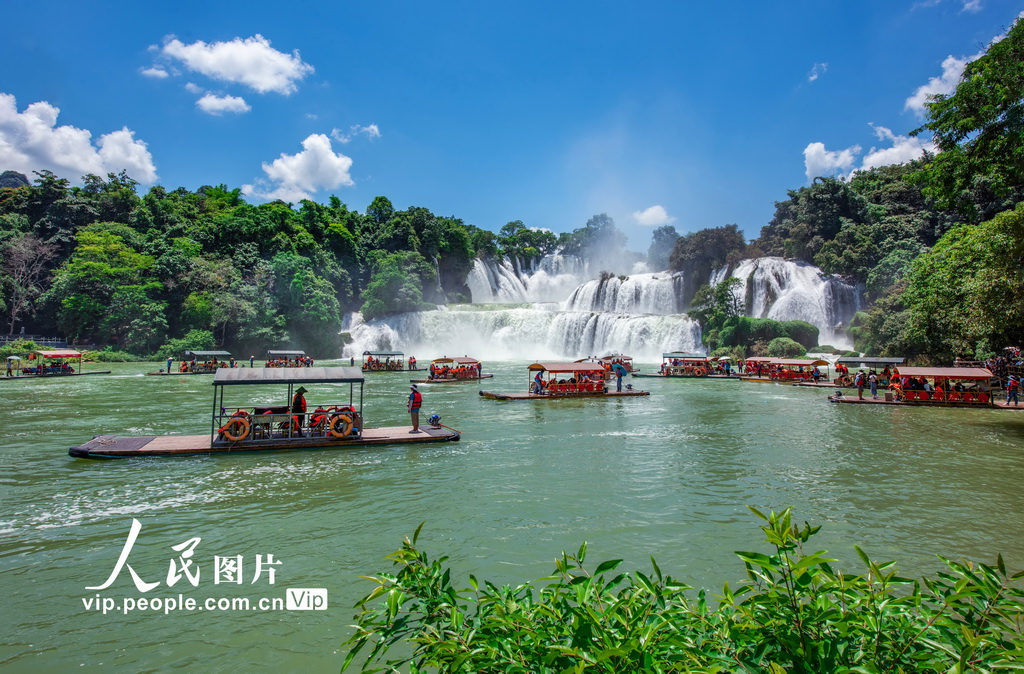 2025年7月26日，游客在廣西崇左市大新縣德天瀑布景區游玩。