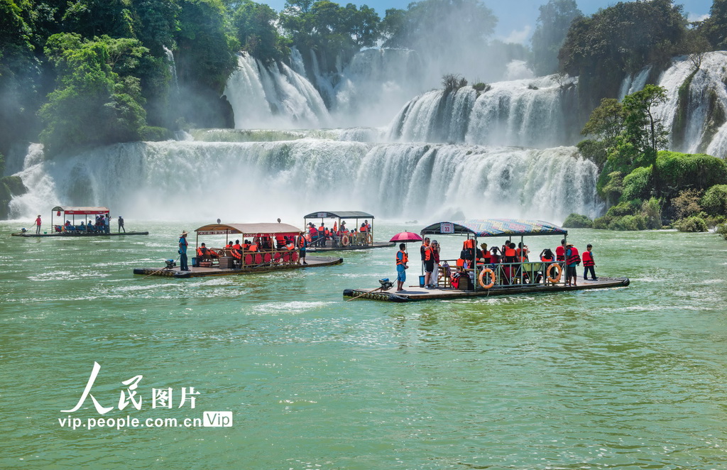 2025年7月26日，游客在廣西崇左市大新縣德天瀑布景區游玩。