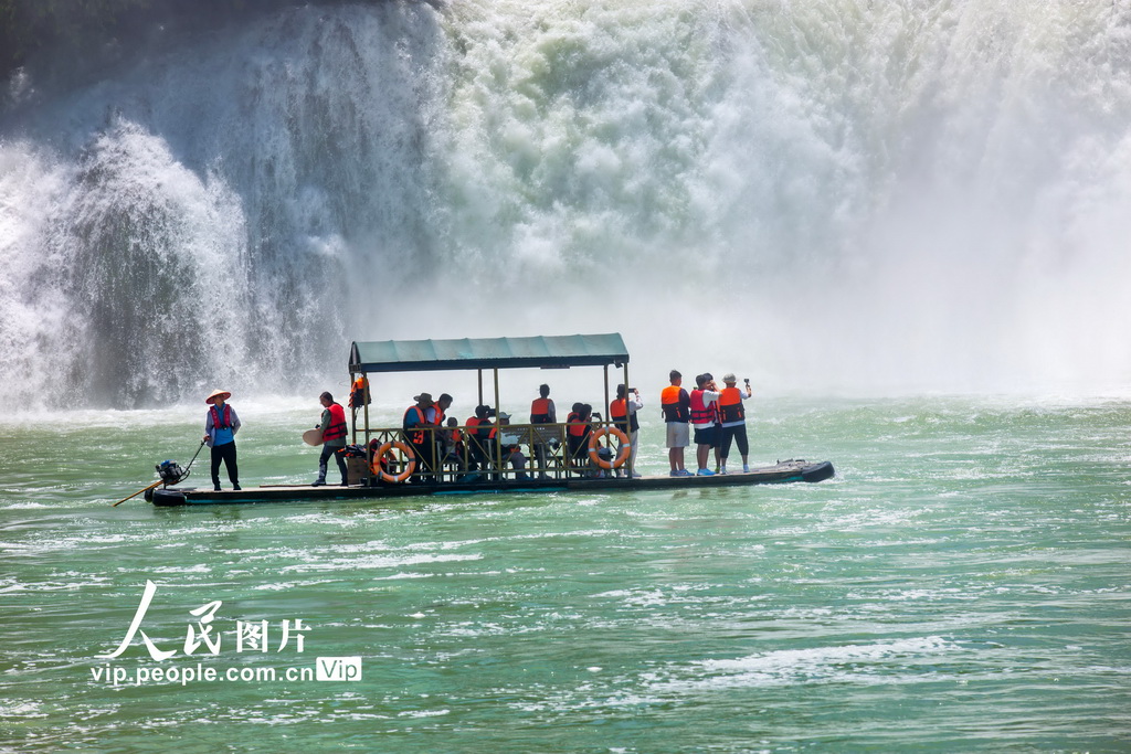 2025年7月26日，游客在廣西崇左市大新縣德天瀑布景區游玩。