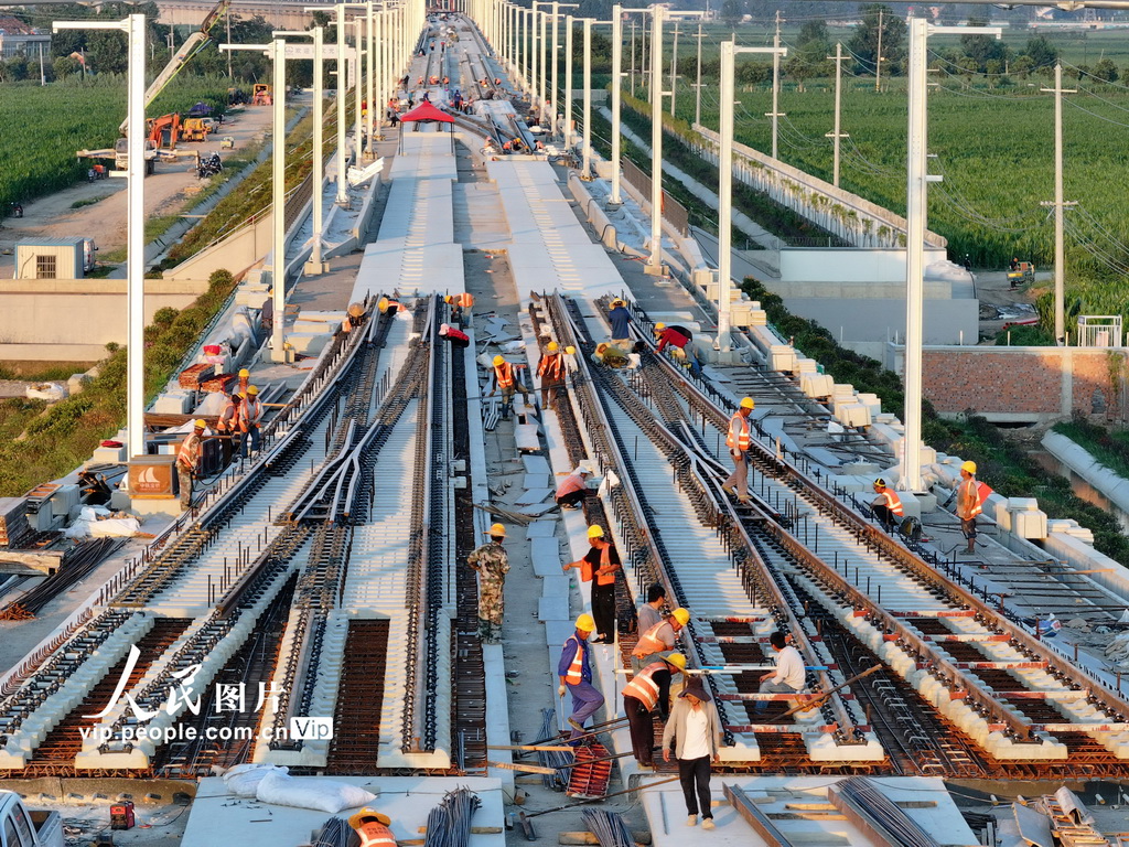 安徽蒙城：阜淮鐵路戰高溫施工忙【2】