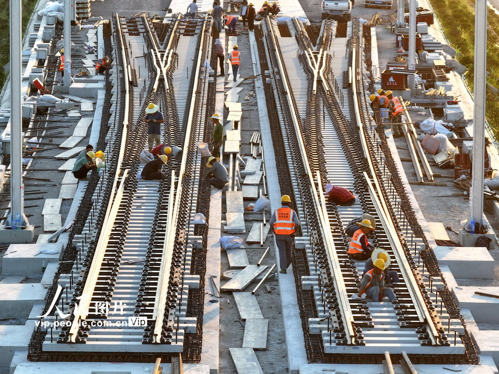 安徽蒙城：阜淮鐵路戰高溫施工忙【3】