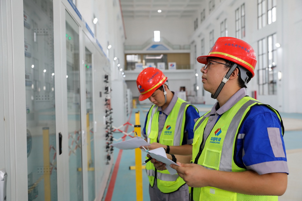 7月27日，引江濟淮鳳凰頸泵站工作人員在記錄設備運行參數。