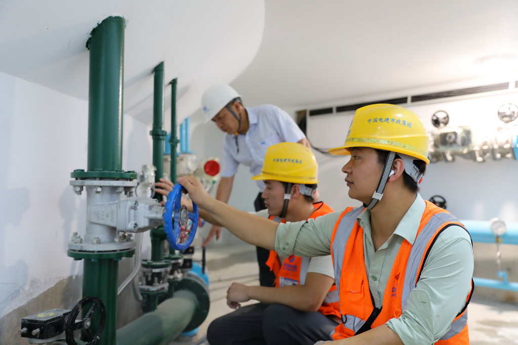 7月27日，引江濟淮鳳凰頸泵站工作人員在巡檢設備。