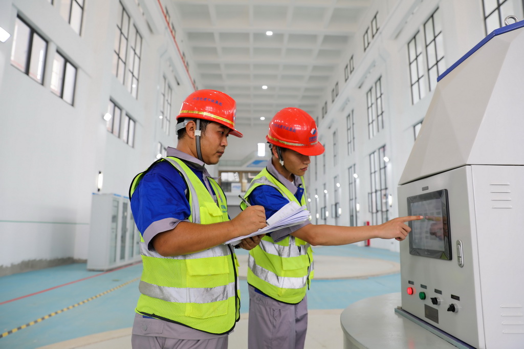 7月27日，引江濟淮鳳凰頸泵站工作人員在調試設備。