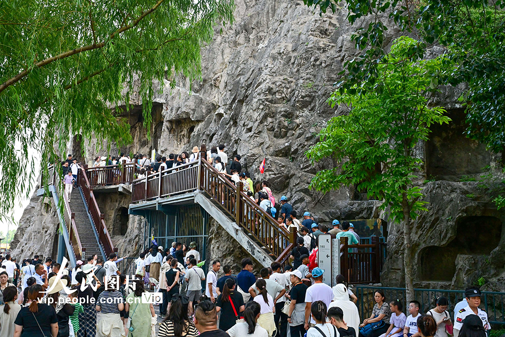 河南洛陽:龍門石窟暑期旅游熱【4】