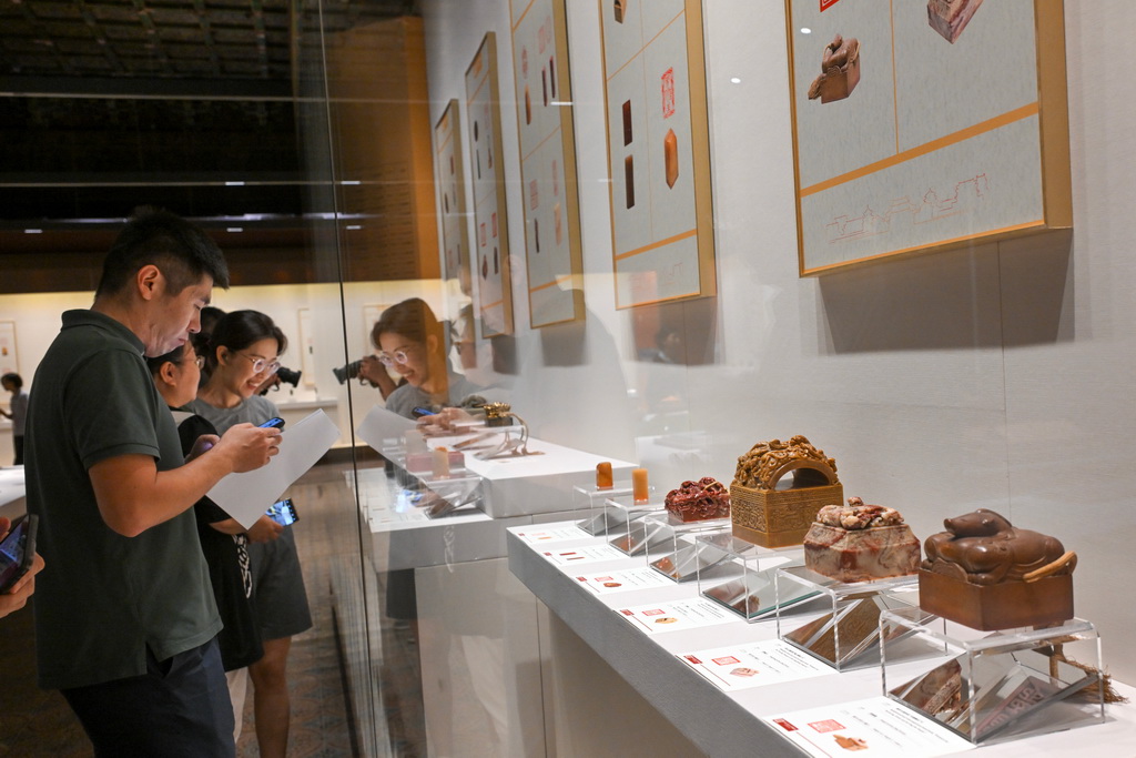 北京中軸線篆刻作品在故宮展出