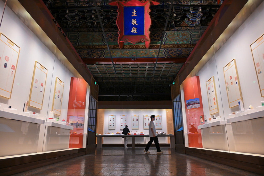 7月27日，觀眾在故宮文華殿欣賞篆刻作品展。