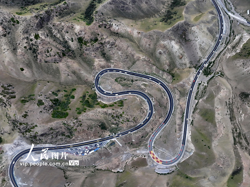 新疆：獨庫公路景色壯美