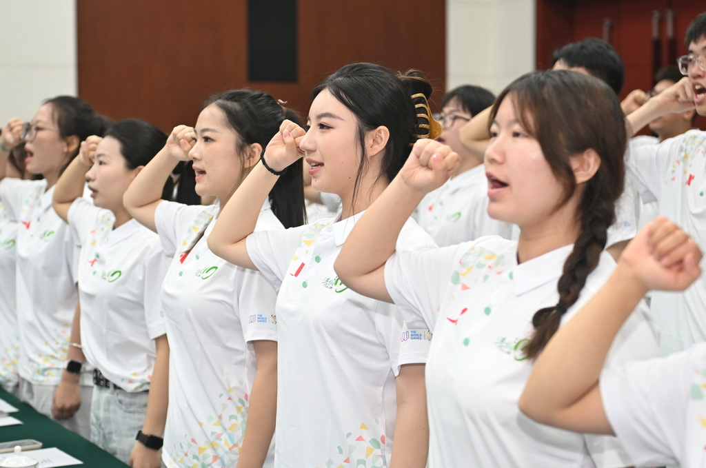 7月28日，志愿者們在成都世運會志愿者誓師大會上宣誓。