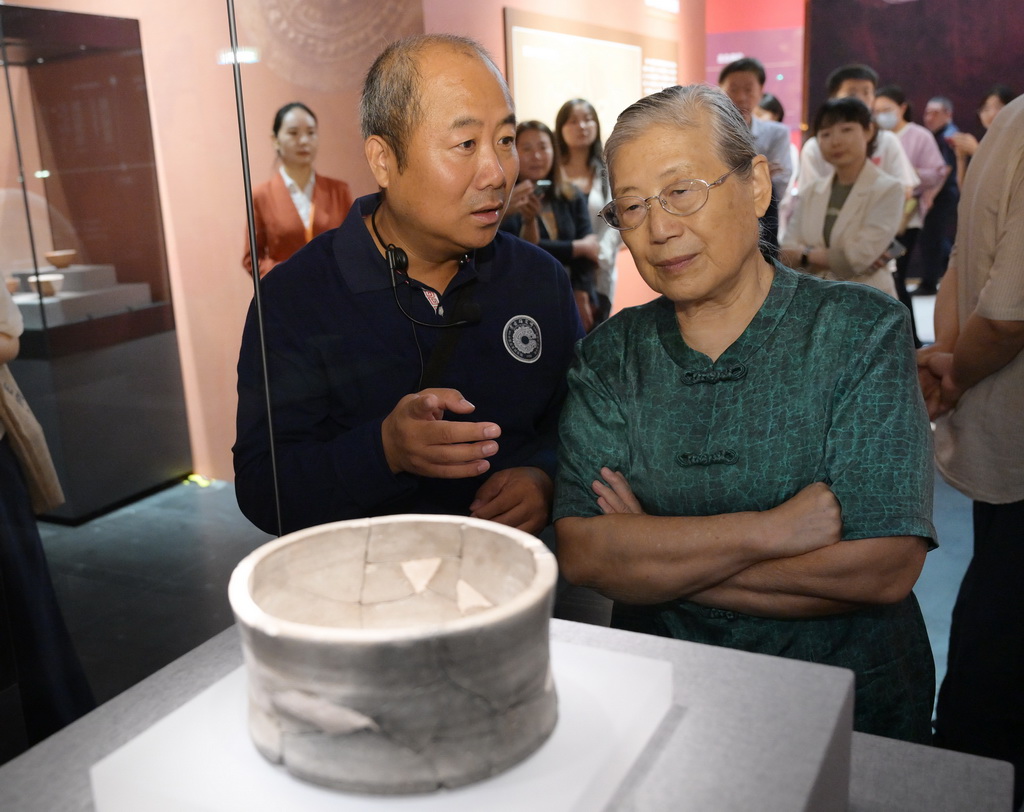 7月28日，著名考古學家、中國社會科學院考古研究所研究員安家瑤（右）在雄安新區聯合考古隊領隊何歲利的陪同下參觀展覽。