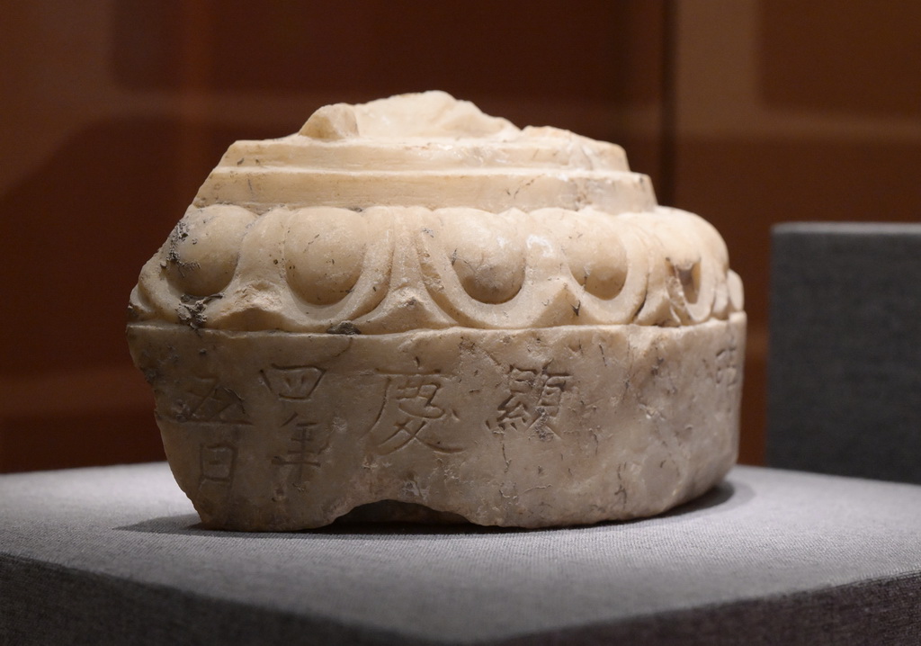 這是一件刻有“顯慶四年五月”字樣的唐代漢白玉蓮花座殘件（7月28日攝）。