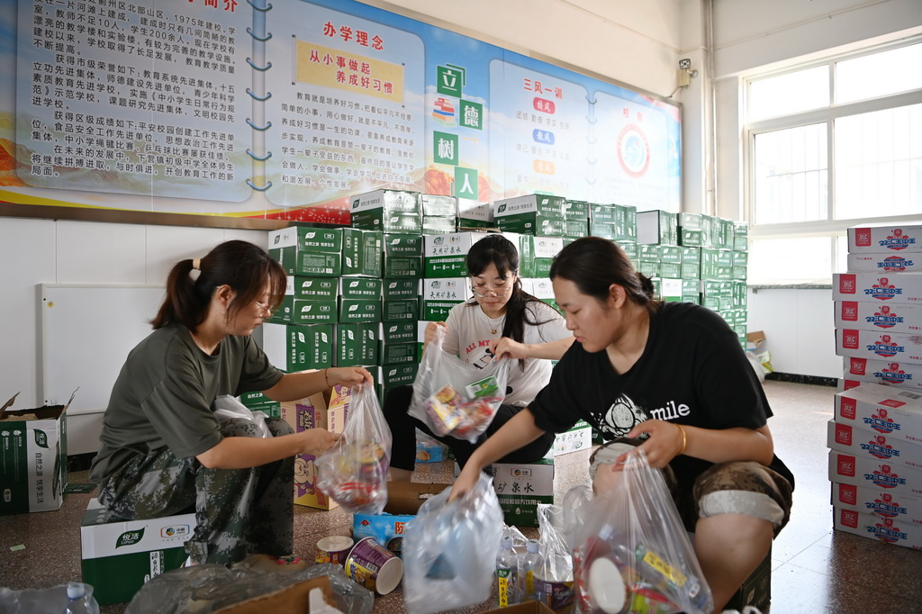 7月28日，工作人員在天津市薊州區下營鎮初級中學安置點分裝物資。