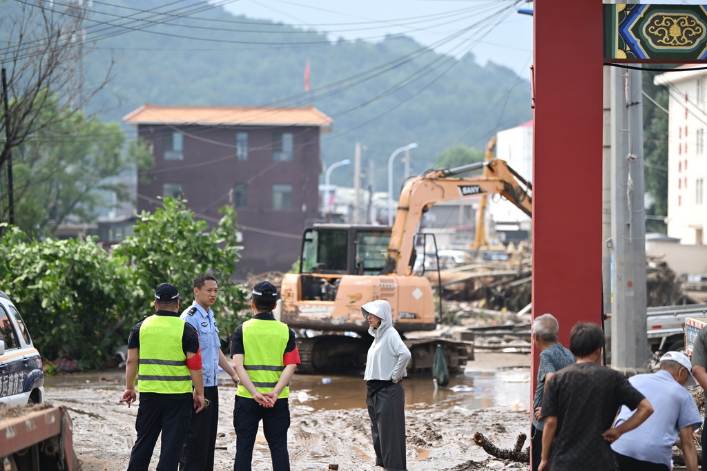 7月28日，防汛抗洪人員在天津市薊州區下營鎮下營村值守。