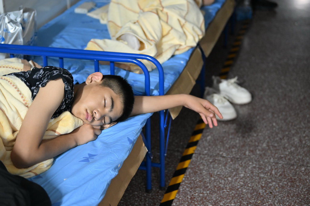 7月29日，一名小朋友在天津市薊州區下營鎮初級中學睡覺。