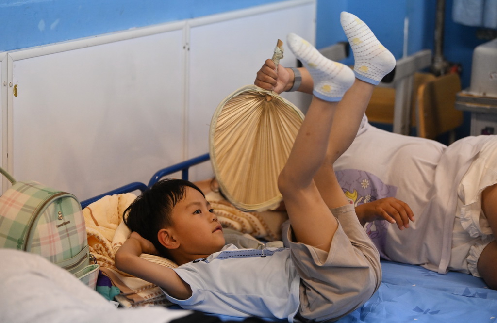 7月28日，集中安置群眾在天津市薊州區下營鎮初級中學休息。