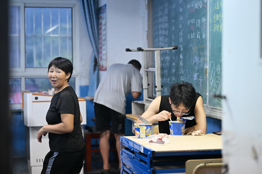 7月28日，集中安置群眾在天津市薊州區下營鎮初級中學吃泡面。