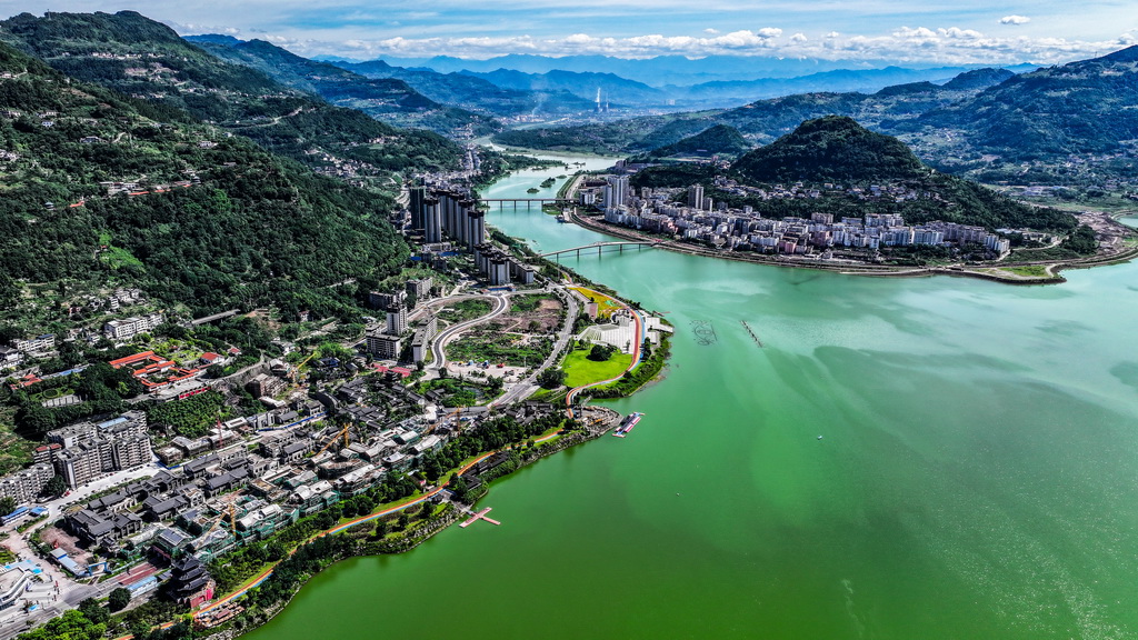 這是7月3日拍攝的重慶開州城區景象（無人機照片）。新華社記者 王全超 攝