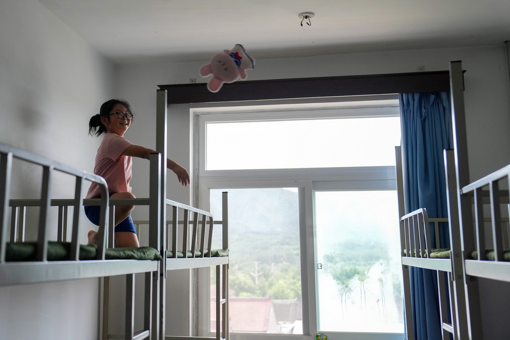 7月29日，小朋友在北京市密云區太師莊中學居民安置點內玩耍。