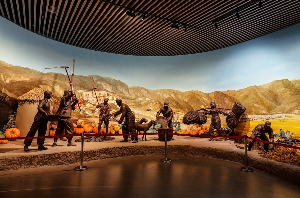 這是南泥灣大生產紀念館內的雕塑作品（7月29日攝）。