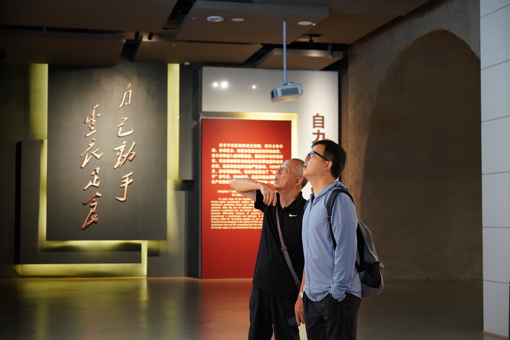 游客在南泥灣大生產紀念館內參觀（7月29日攝）。