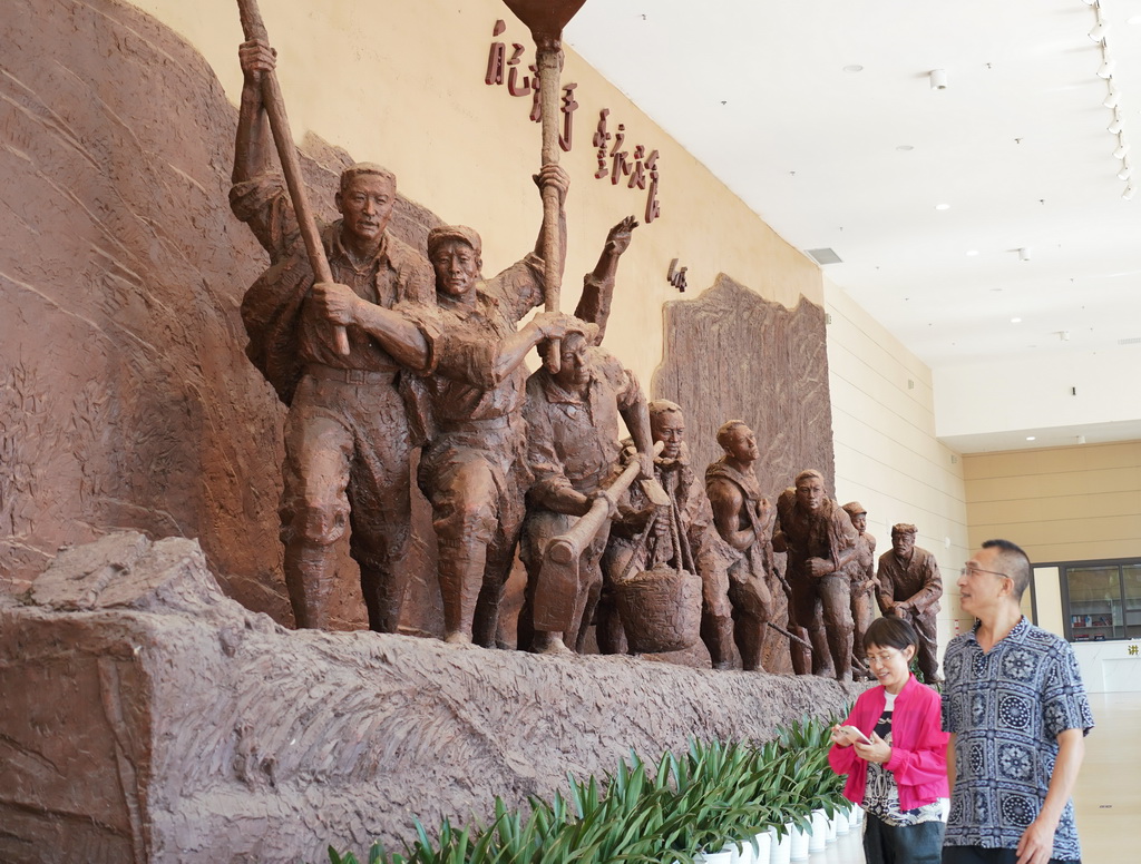 游客在南泥灣大生產紀念館內參觀（7月29日攝）。