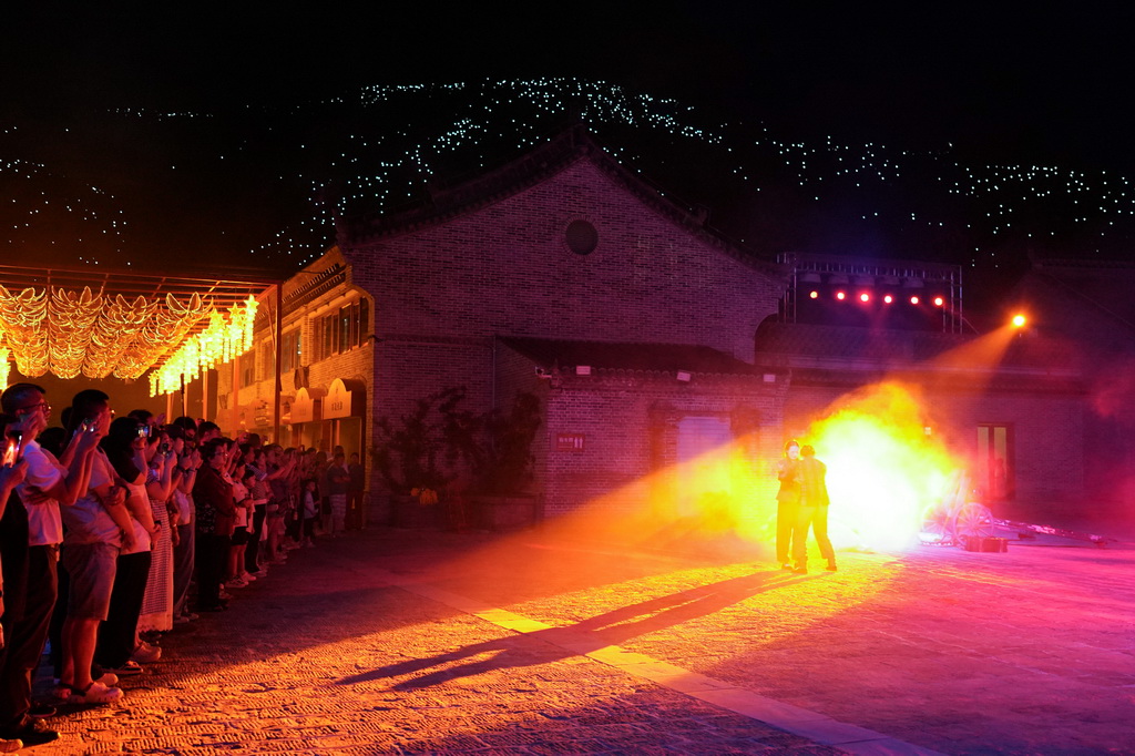 7月29日，演員在陜西延安的金延安文化旅游產業園區表演紅色歌舞劇《延安十三年》。