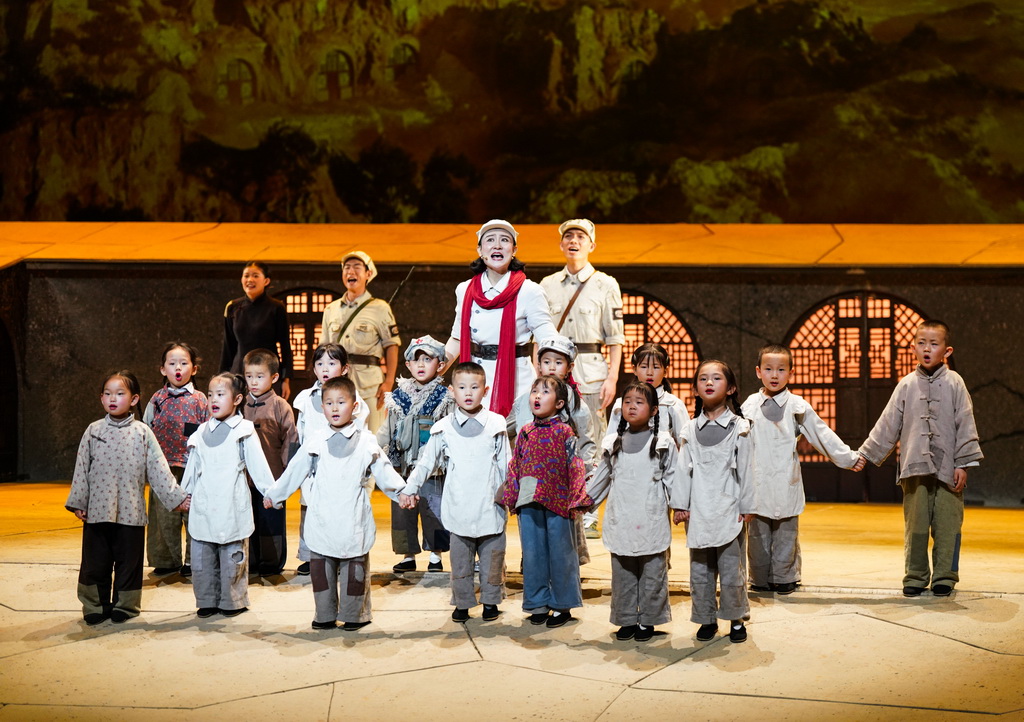 7月29日，演員在延安保育院劇場表演紅色舞臺劇《延安保育院》。