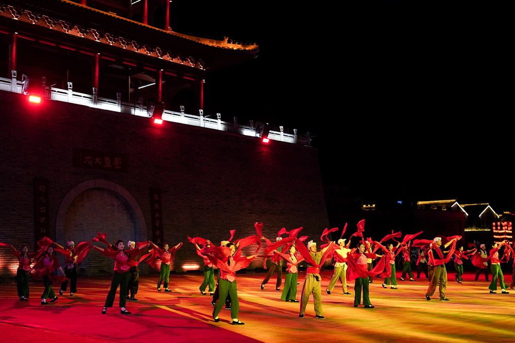 7月29日，演員在陜西延安的金延安文化旅游產業園區表演紅色歌舞劇《延安十三年》。