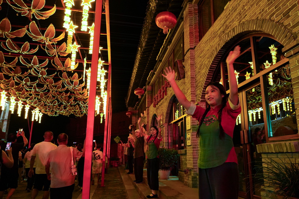 7月29日，演員在陜西延安的金延安文化旅游產業園區表演紅色歌舞劇《延安十三年》。