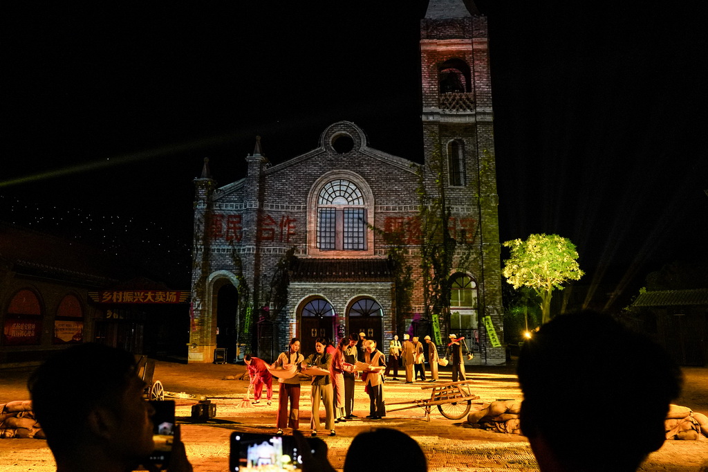 7月29日，演員在陜西延安的金延安文化旅游產業園區表演紅色歌舞劇《延安十三年》。