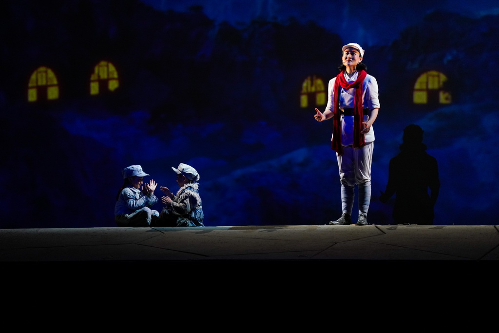 7月29日，演員在延安保育院劇場表演紅色舞臺劇《延安保育院》。