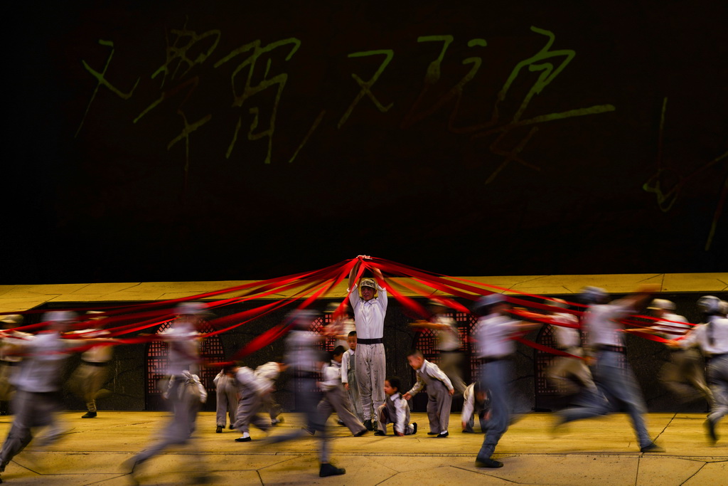 7月29日，演員在延安保育院劇場表演紅色舞臺劇《延安保育院》。