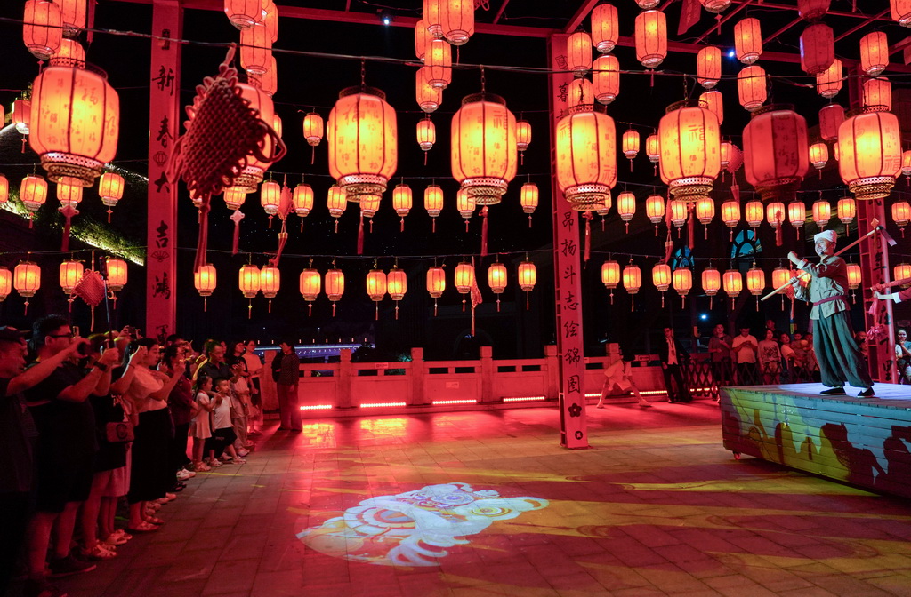 7月29日，演員在陜西延安的金延安文化旅游產業園區表演紅色歌舞劇《延安十三年》。