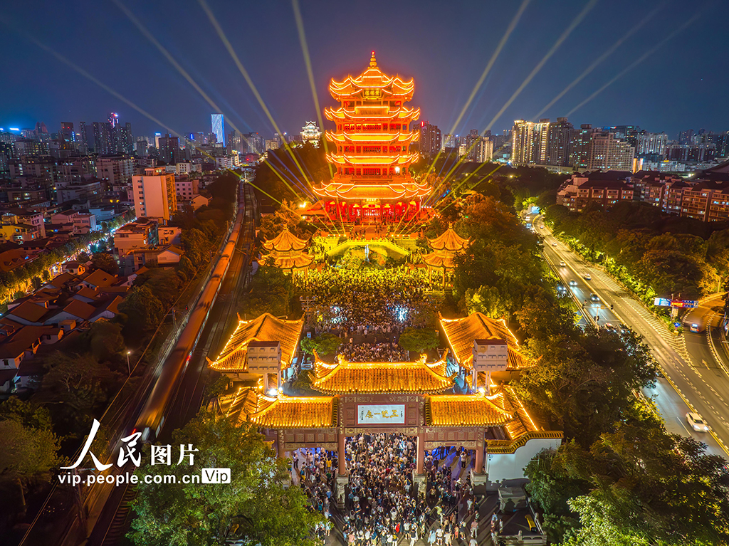 湖北武漢：黃鶴樓人氣旺