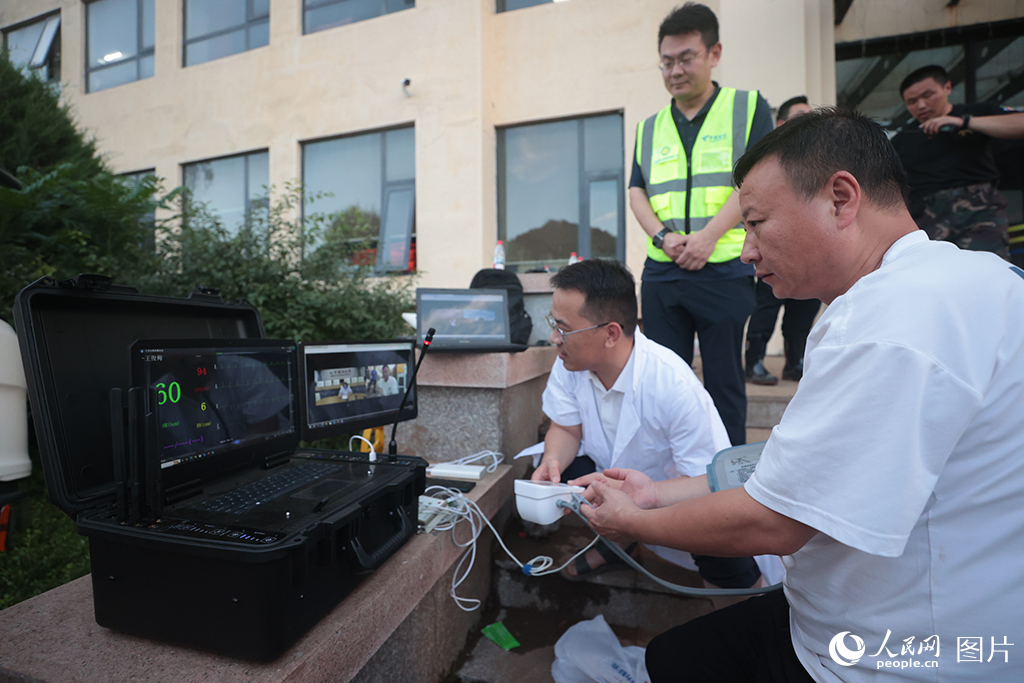 7月29日，中電信應急通信有限公司工作人員在北京市懷柔區琉璃廟鎮用藍衛通遠程醫學服務平臺實施遠程會診。