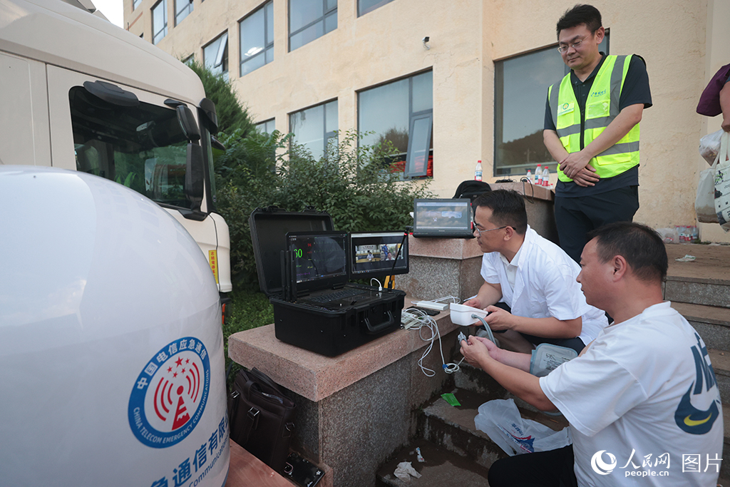 7月29日，中電信應急通信有限公司工作人員在北京市懷柔區琉璃廟鎮用藍衛通遠程醫學服務平臺實施遠程會診。