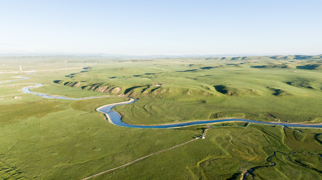 這是7月30日拍攝的青海省澤庫縣草原景色（無人機照片）。新華社記者 王艷 攝