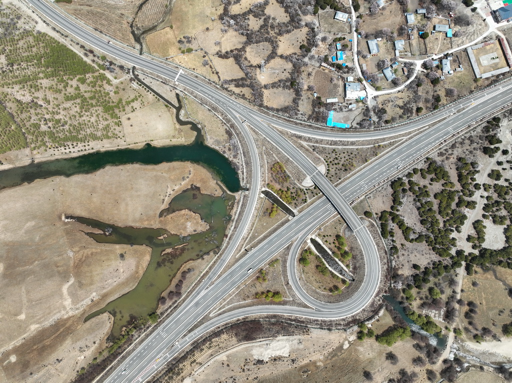 拉薩至林芝的高等級公路（無人機照片，2025年4月1日攝）。