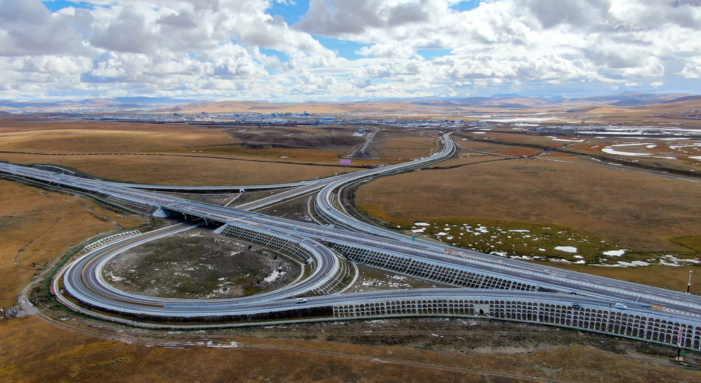 西藏那曲至拉薩的高等級公路（無人機照片，2021年9月27日攝）。