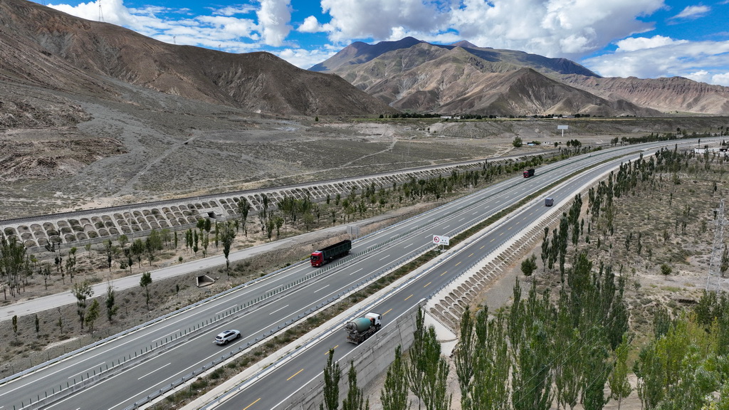 汽車行駛在拉薩至日喀則的高等級公路上（無人機照片，2024年9月11日攝）。